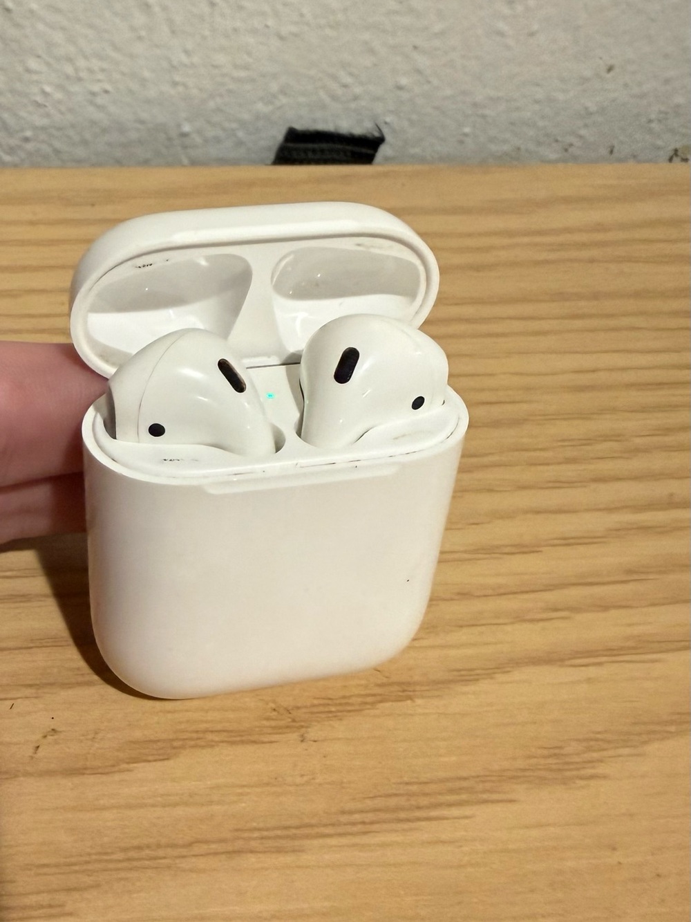 Apple AirPods 1 and Charging Case - Picture 3 of 3